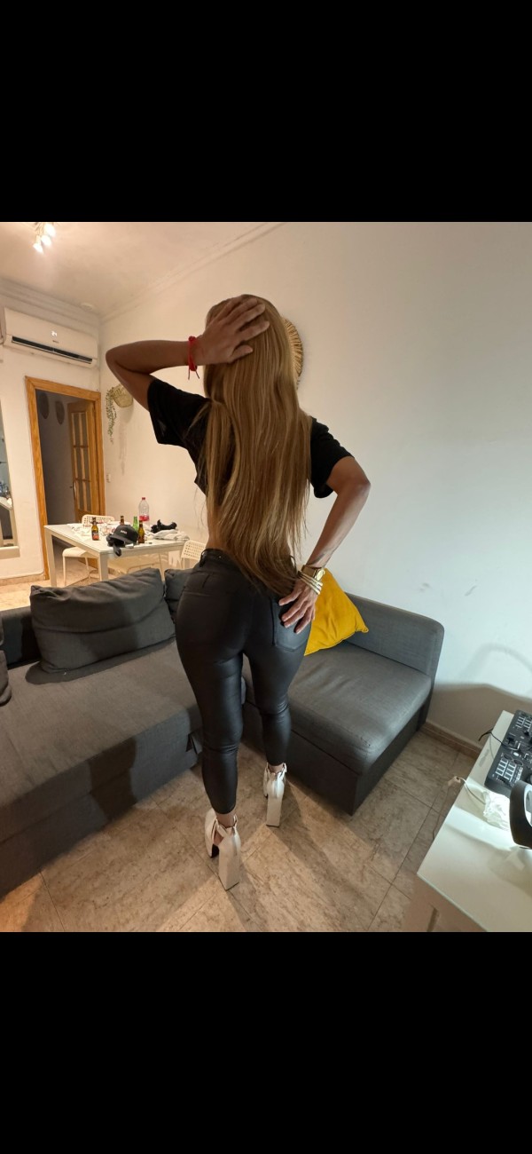 Cubana muy linda con un bello cuerpo de barbie