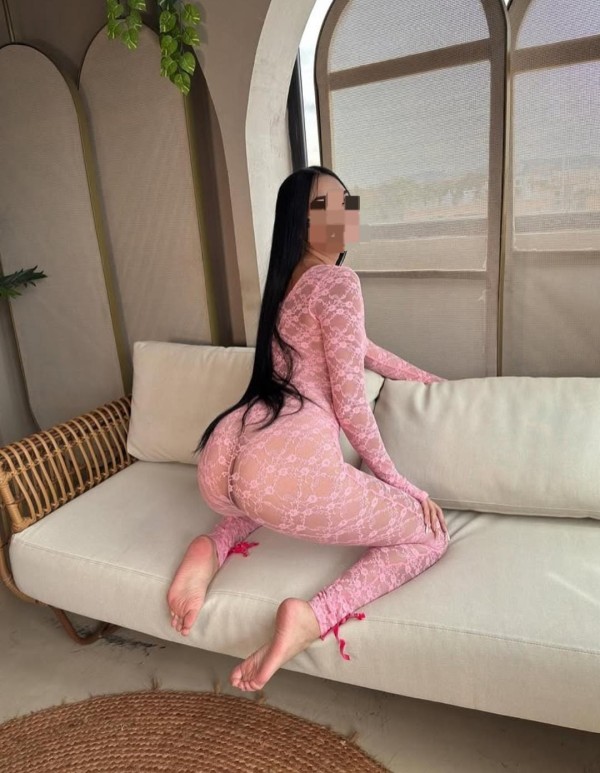 LAURA   CHICA ENCANTADORA