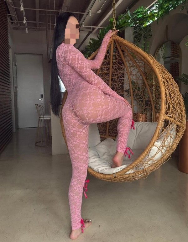 LAURA   CHICA ENCANTADORA