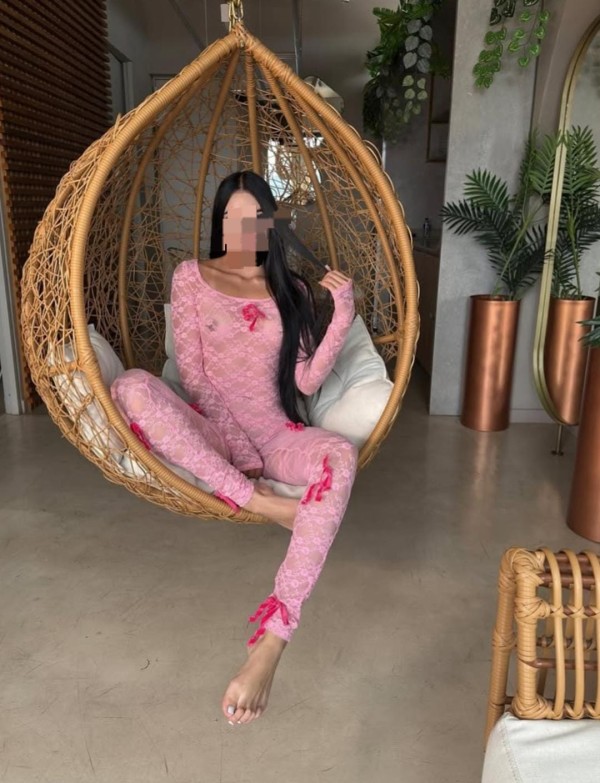 LAURA   CHICA ENCANTADORA