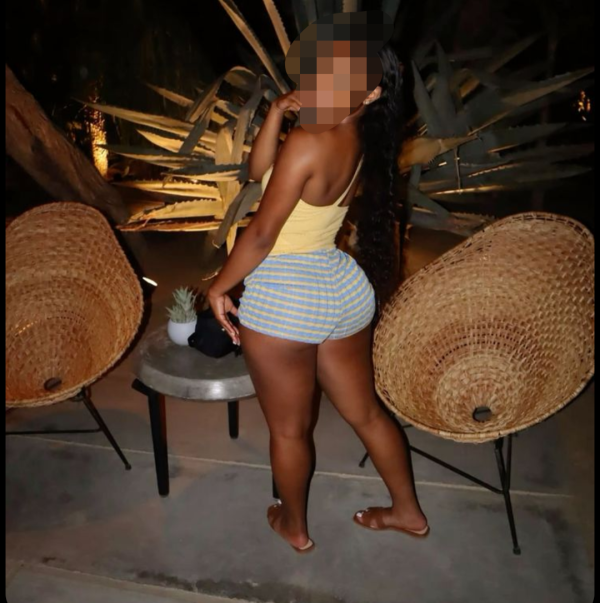 Negra guapa y ardiente en camas