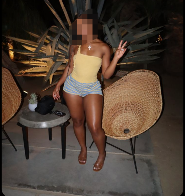 Negra guapa y ardiente en camas