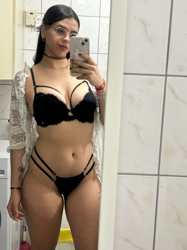 CAMILA NOVEDAD FIESTERA, IMPLICADA Y MUY GOLOZA