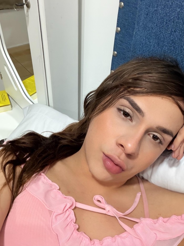 Joven muñequita trans femenina y cariñosa