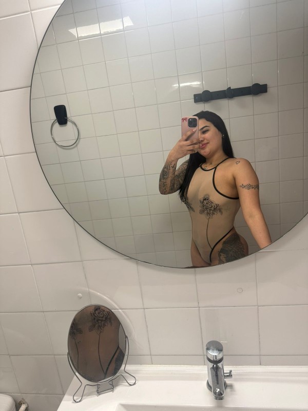 ESTEFANIA FIESTERA Y CALIENTE