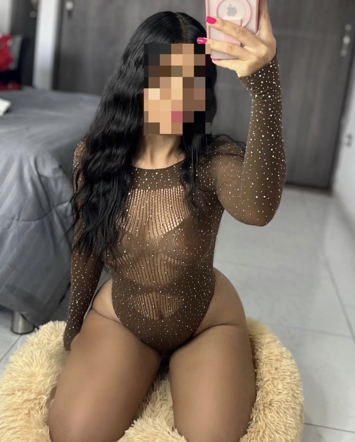NIÑATA COMPLACIENTE CON GANAS DE FOLLAR
