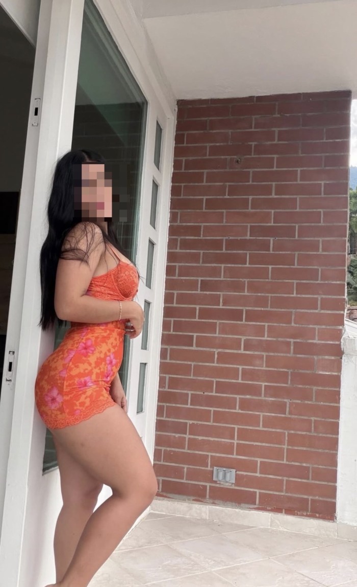 NIÑATA COMPLACIENTE CON GANAS DE FOLLAR