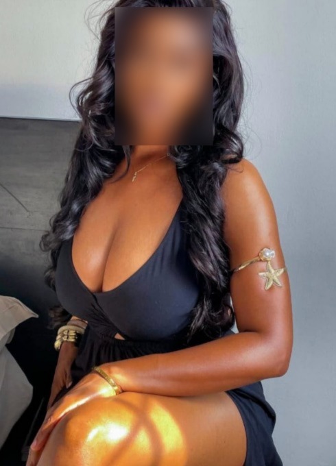 MORENA LATINA EXPLOSIVA CON CUERPO DE DIOSA.