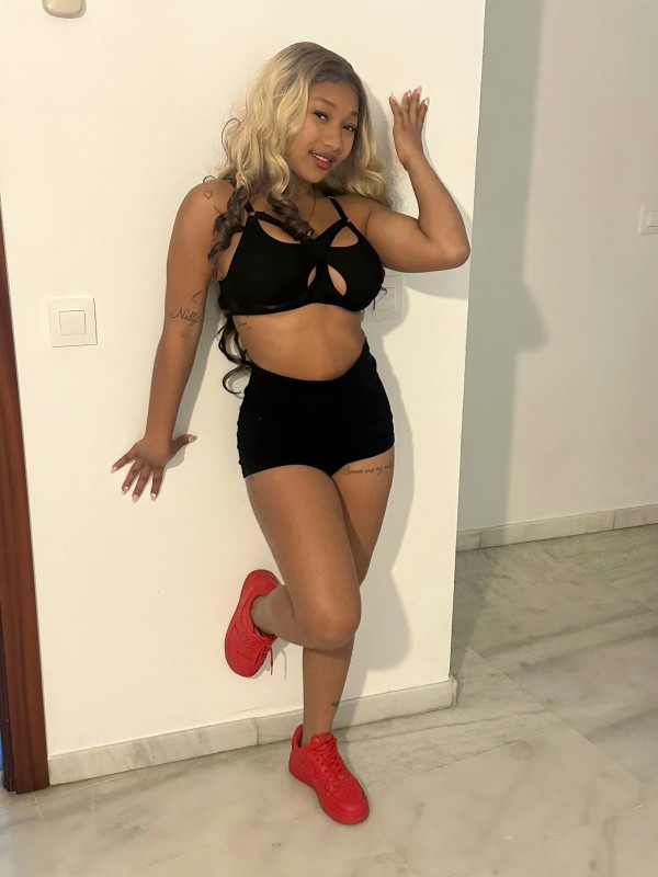 HERMOSA NIÑATA 19 AÑOS CARIÑOSA EXCELENTE TRATO TETAS GRANDES HORAS