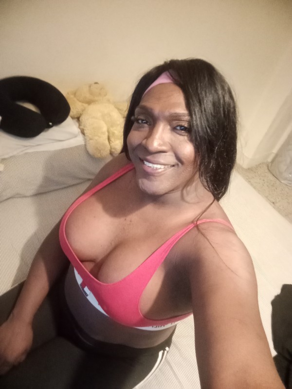 Naomi bombón colombiana complaciente