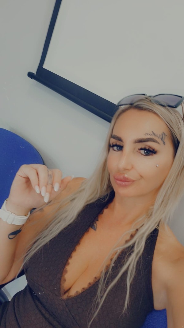 NOEMY  ANDALUZA CACHONDA FIESTERA VICIOSA EN LA CALA DE MIJAS