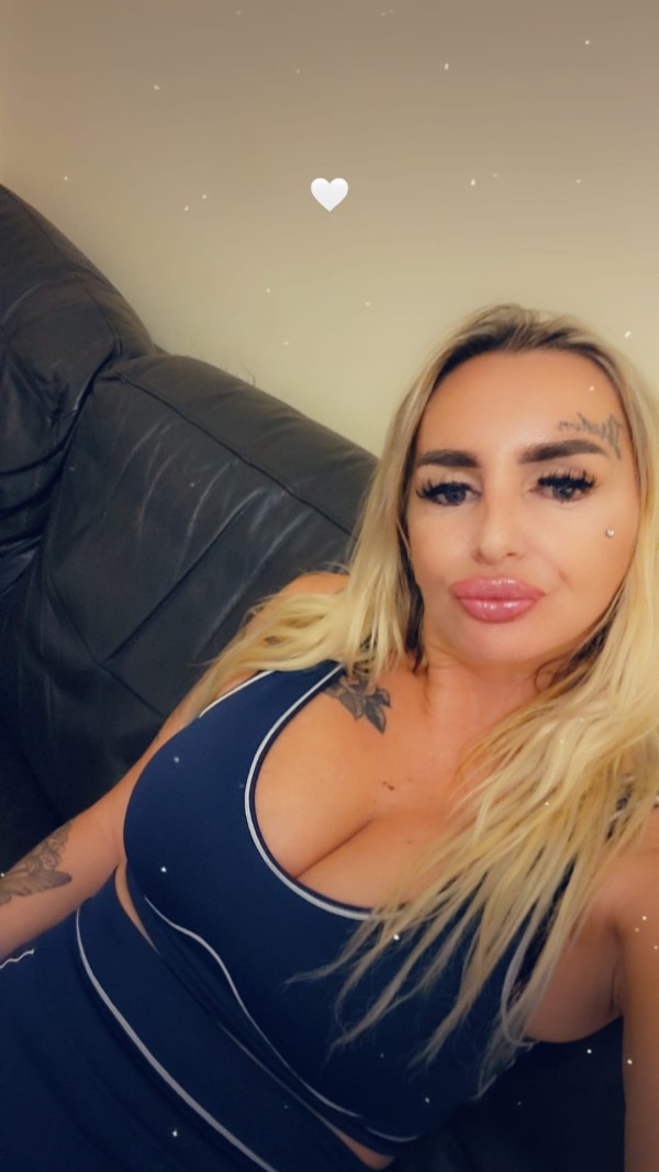 NOEMY  ANDALUZA CACHONDA FIESTERA VICIOSA EN LA CALA DE MIJAS