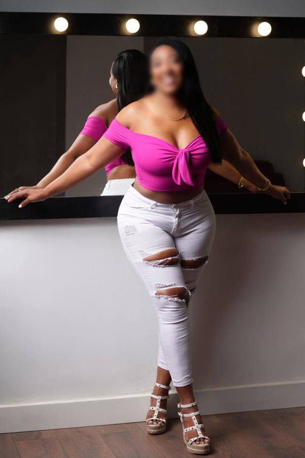 BOMBÓN IRRESISTIBLE TODA UNA TENTACIÓN ARDIENTE INRRESISTIBLE EN LA CUESTA