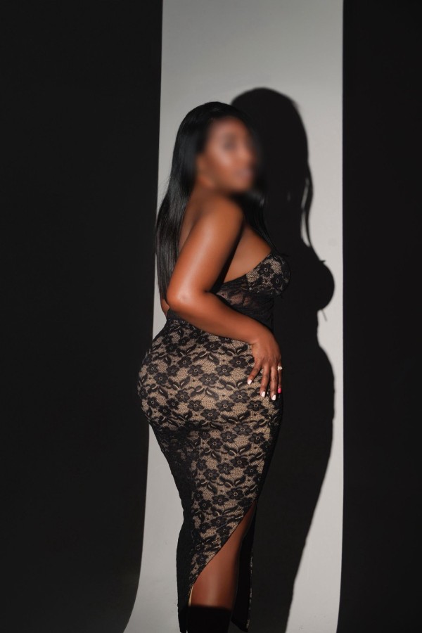 BOMBÓN IRRESISTIBLE TODA UNA TENTACIÓN ARDIENTE INRRESISTIBLE EN LA CUESTA