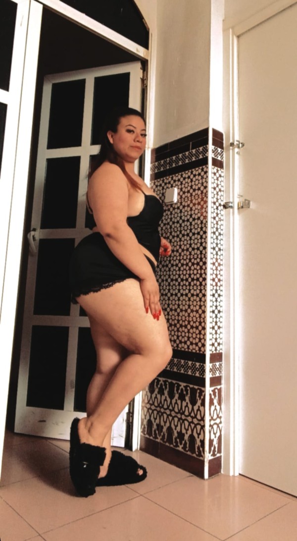 CHICA CURVI GUARRILLA Y VICIOSA EN MALAGA
