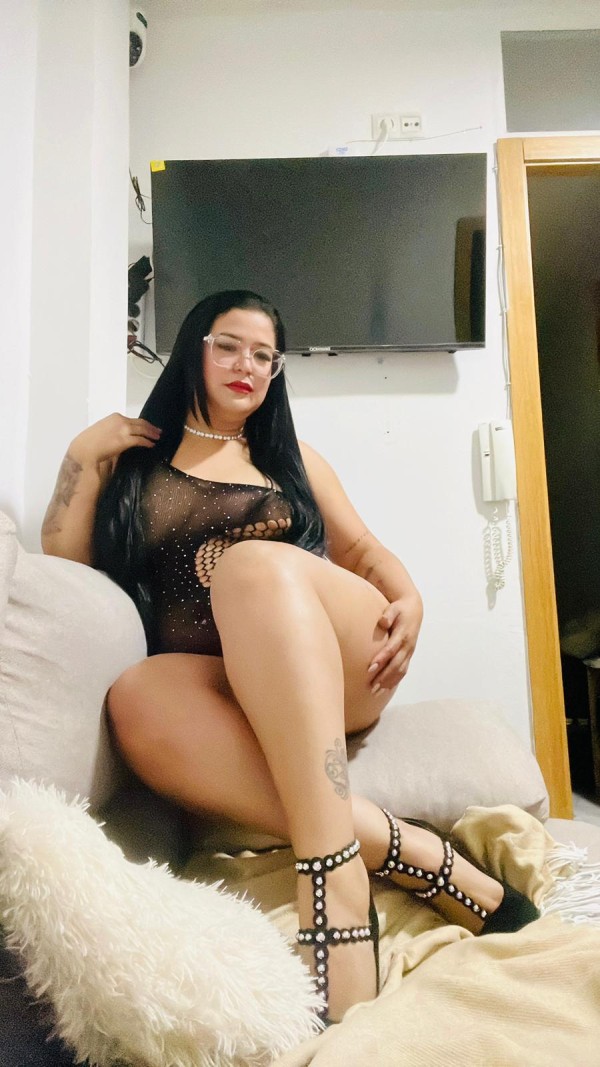 Mía curvy venezolana amante al sexo fogosa