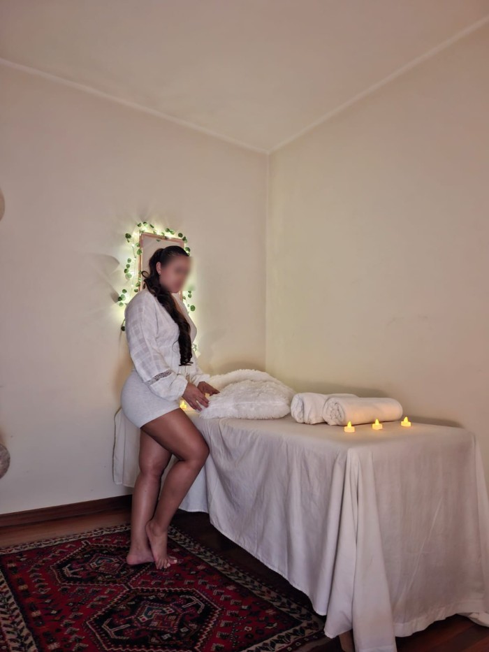 Masajista profesional, demostrable !! Con camilla