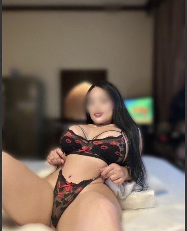 Un encanto de mujer elegante y fiestera