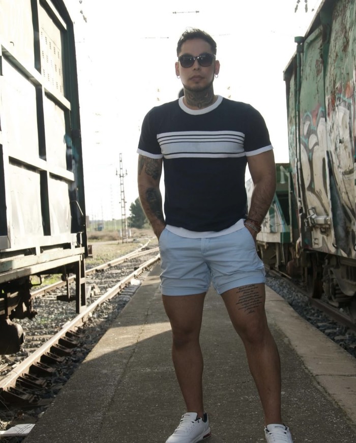 Guapo fiestero complaciente lechero