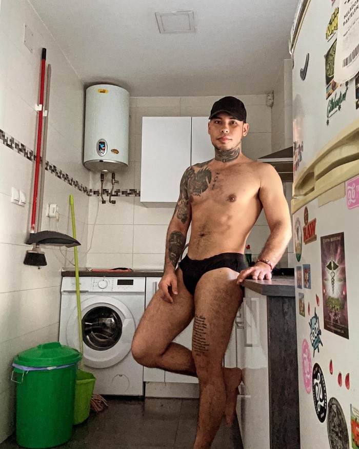 Guapo fiestero complaciente lechero