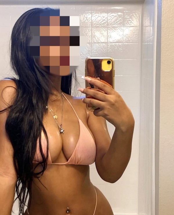 COLOMBIANA CON COÑO MOJADITO Y GANAS DE FOLLAR
