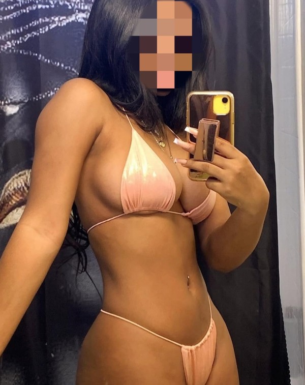 COLOMBIANA CON COÑO MOJADITO Y GANAS DE FOLLAR