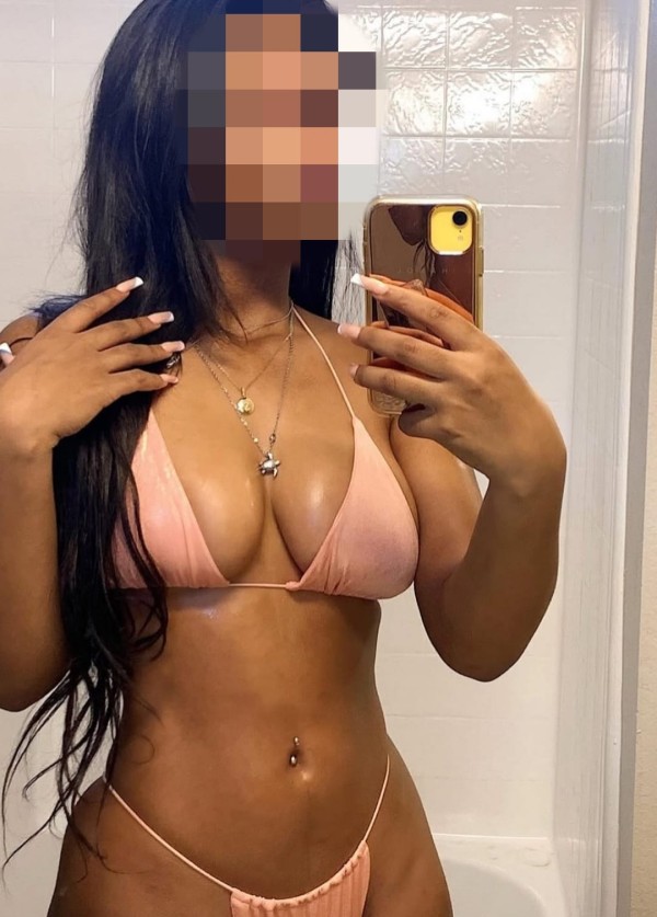 COLOMBIANA CON COÑO MOJADITO Y GANAS DE FOLLAR