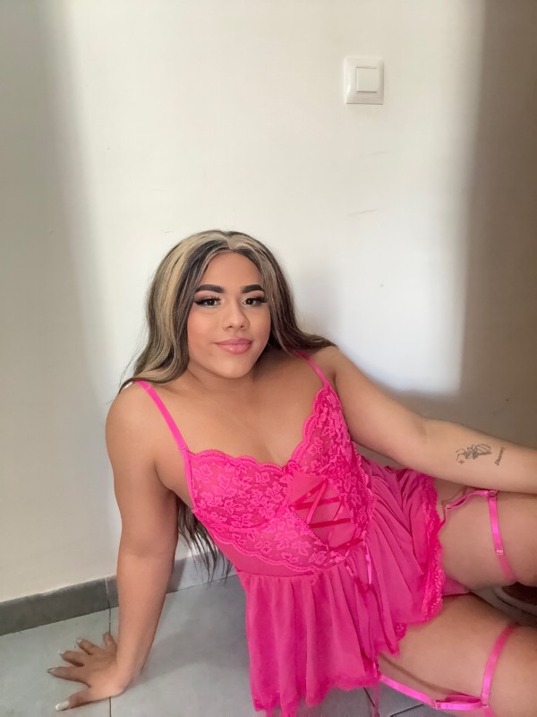 Niñata femenina lechera  con sorpresa extra grande que te hará muy feliz