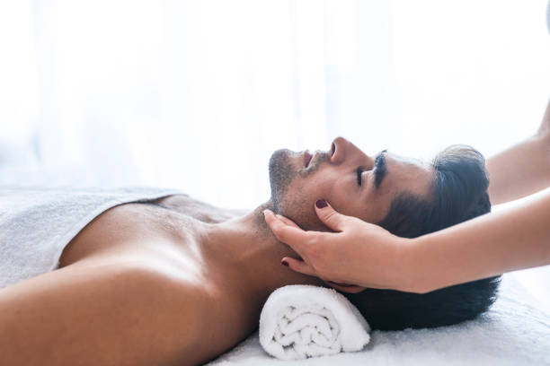 BENEFICIOS DEL MASAJE FACIAL,MUJER–HOMBRE