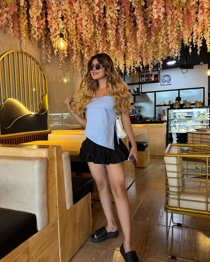 Encantadora Rubia Complaciente