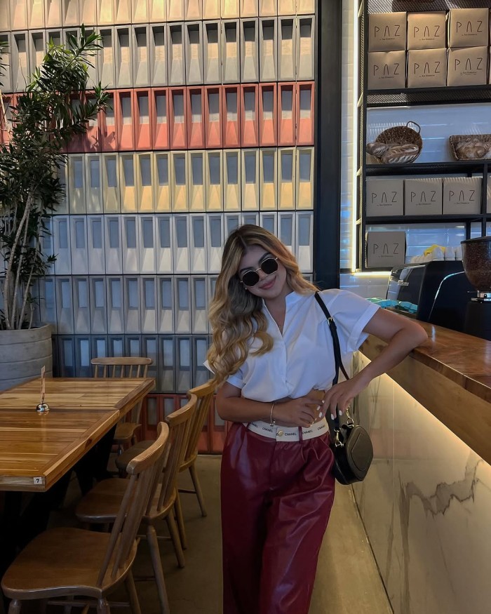 Encantadora Rubia Complaciente