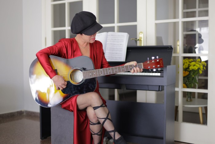 MADURITA EXOTICA Y BELLA PARA DARTE PLACER!