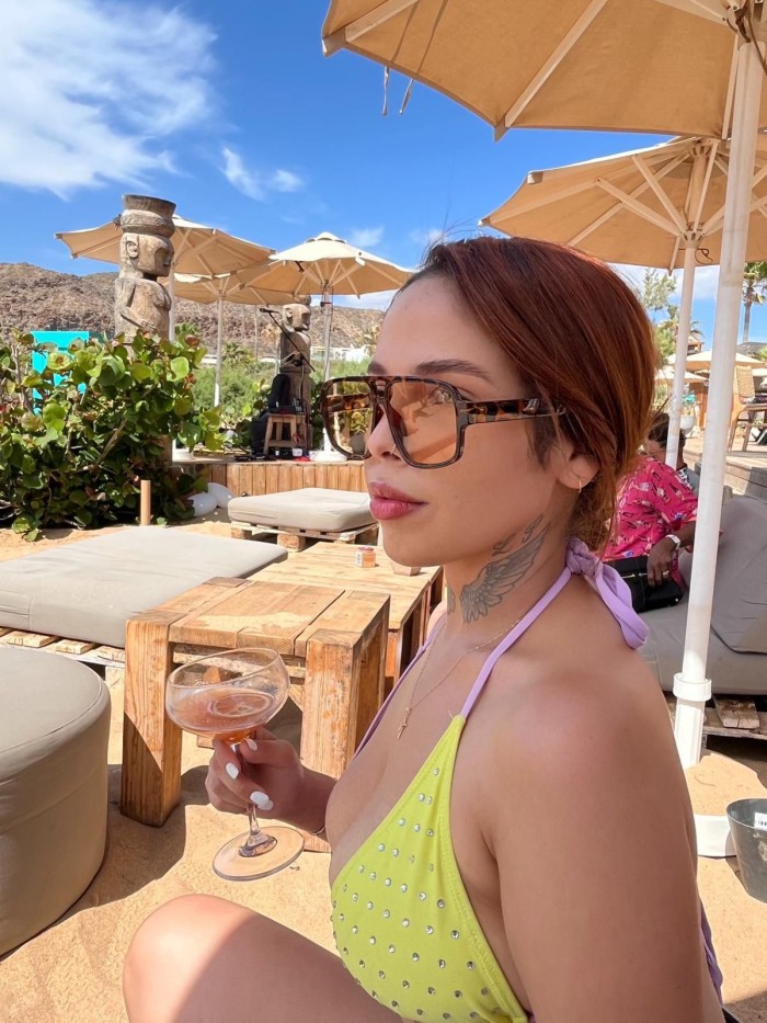 ARDIENTE SENSUAL COMPLACIENTE SEXO ADICTIVO