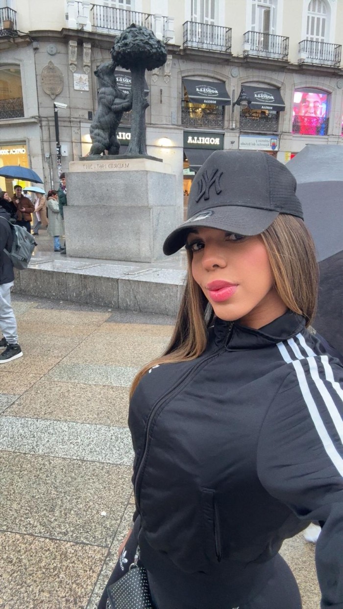 Sexy Melanny pollona y lechera de paso por Madrid