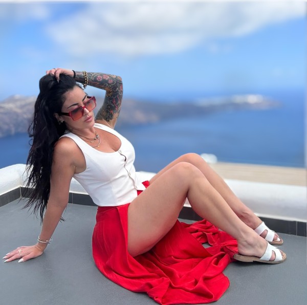 STEISY 27 YEARS OLD,  BRASILIAN GIRL ALONE AT HOME