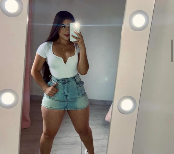 Una auténtica belleza tropical encantadora implica