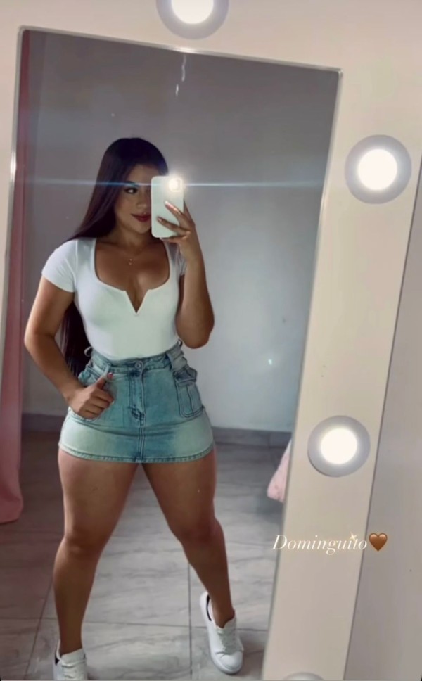 Una auténtica belleza tropical encantadora implica