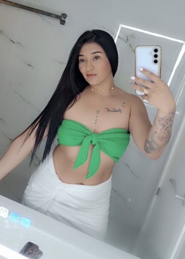 Novedad!! Joven escort delgada negra violeta