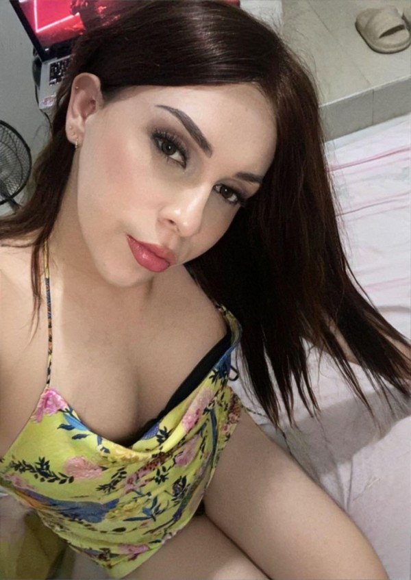 Joven muñequita trans femenina y cariñosa