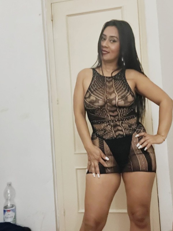 SENSUAL MORENA ADICTA A CABALGAR FUERTEMENTE