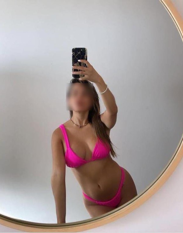 DISPUESTA A COMPLACER TODOS TUS DESEOS