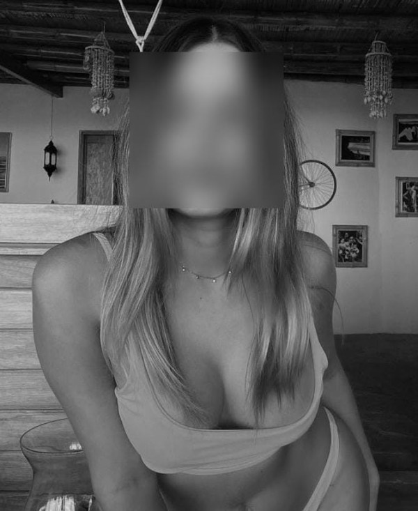 DISPUESTA A COMPLACER TODOS TUS DESEOS