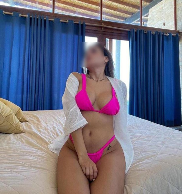 DISPUESTA A COMPLACER TODOS TUS DESEOS