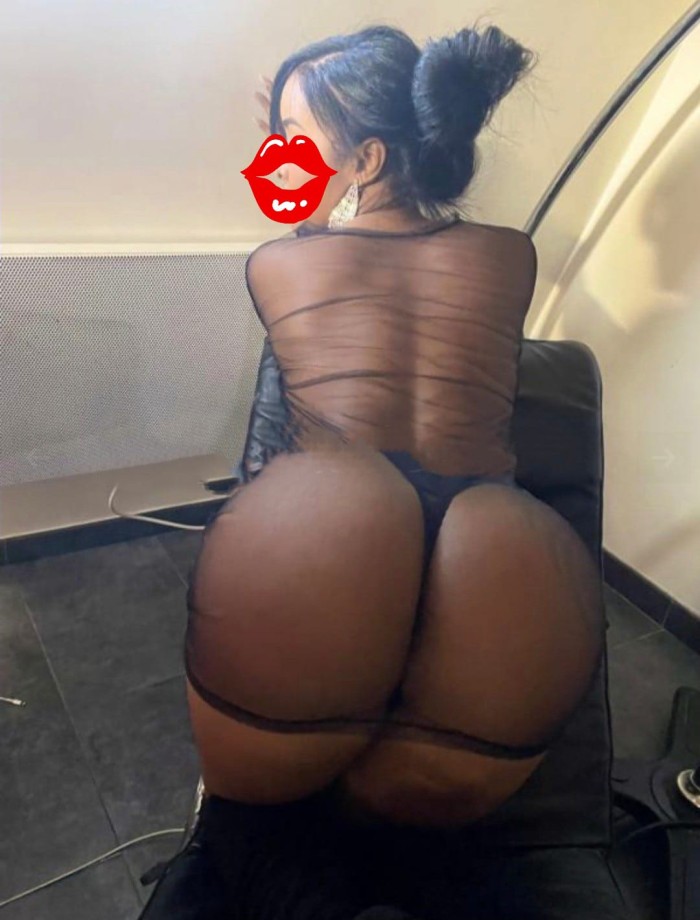 Cachonda culona con ganas de sexo