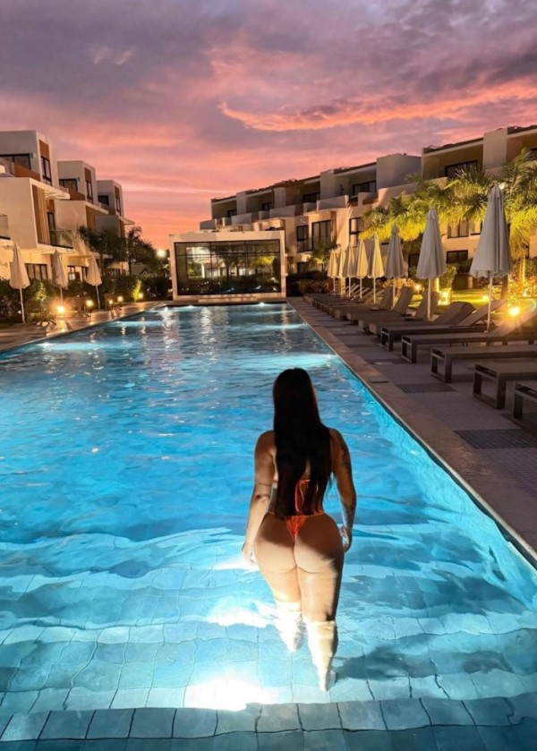 VIOLETA  TRAVIESA Y MUY EXQUISITA