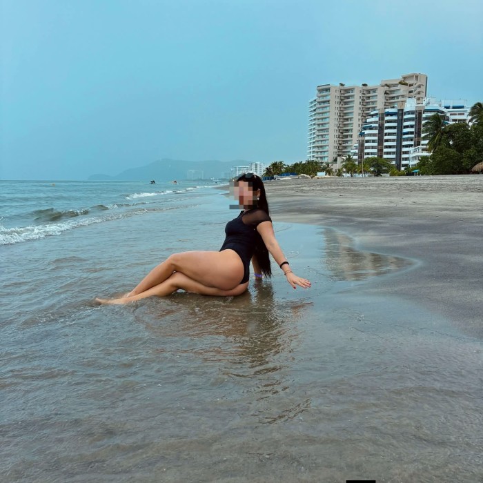 Chica elegante llano de camello