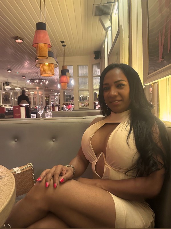 COMEME LA POLLA ESTOY LLENITA DE LECHE SOY VICIOSA Y FIESTERA