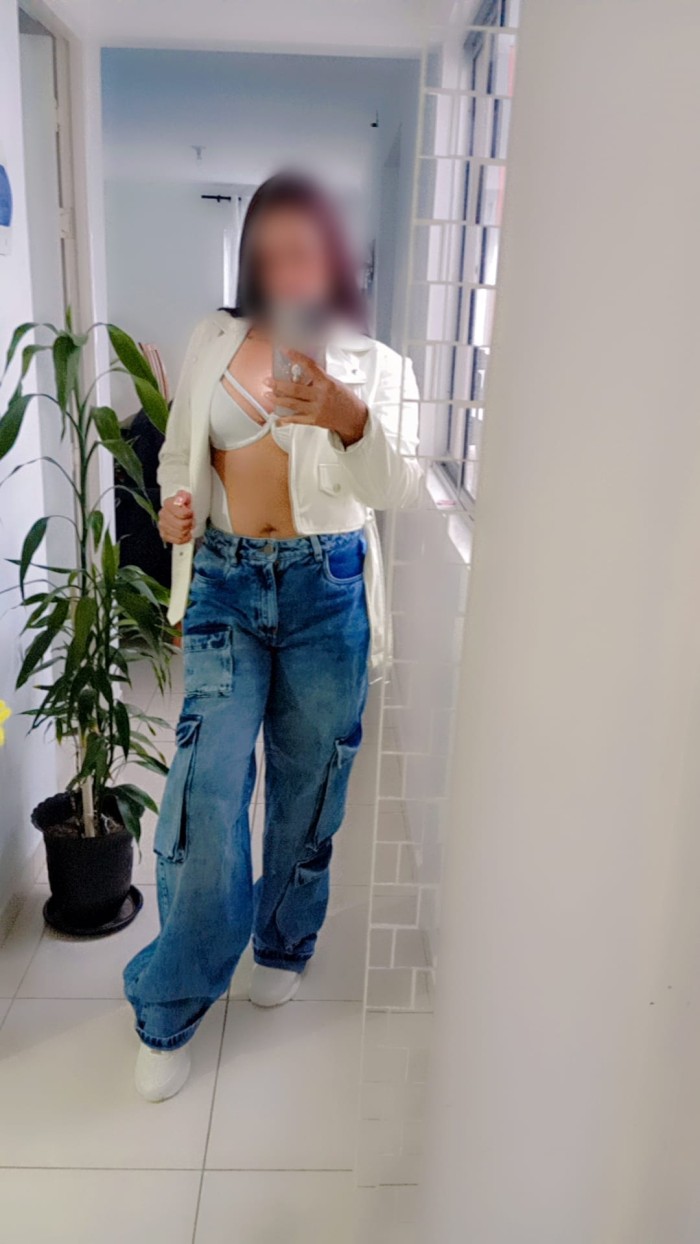 Chica completa experta en placer complaciente