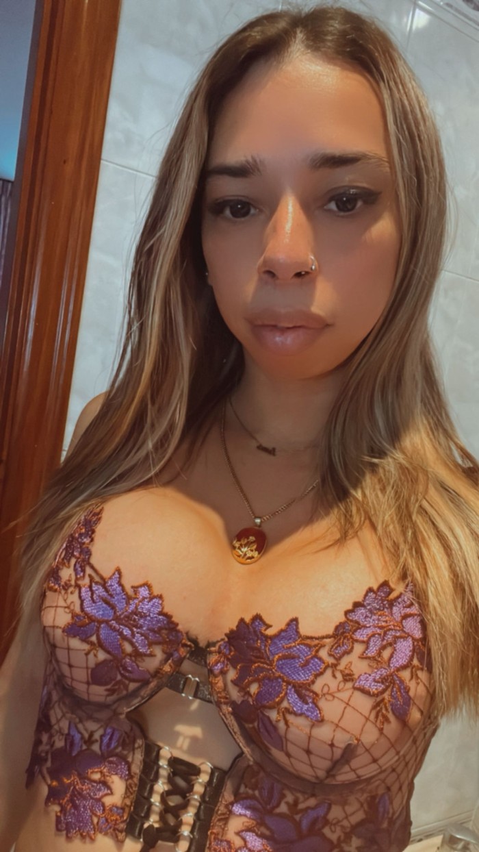 Sexy guarra cachonda deseosa de follar duro