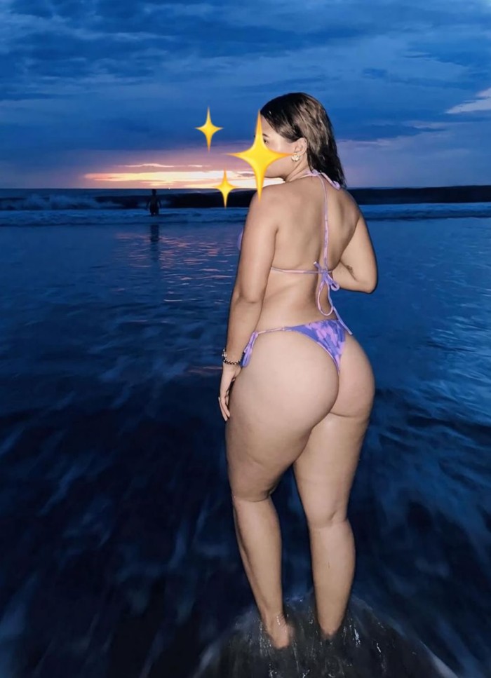 De buen cuerpo cachondísima mojadita en besain